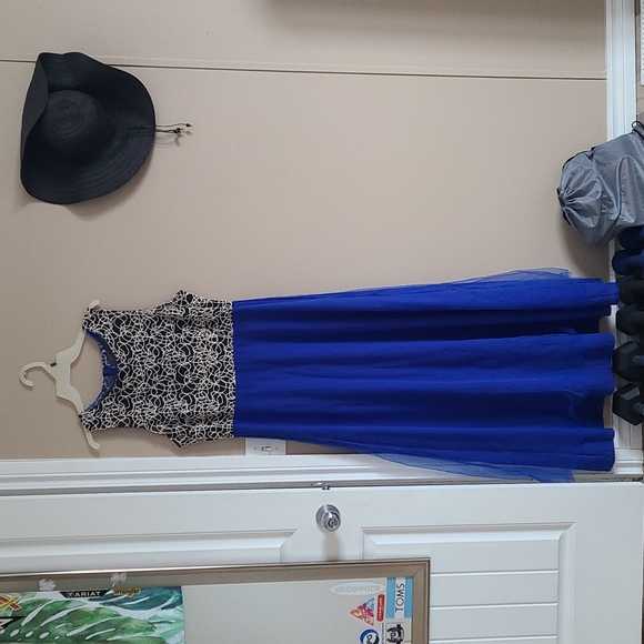 Gown - Picture 3 of 9